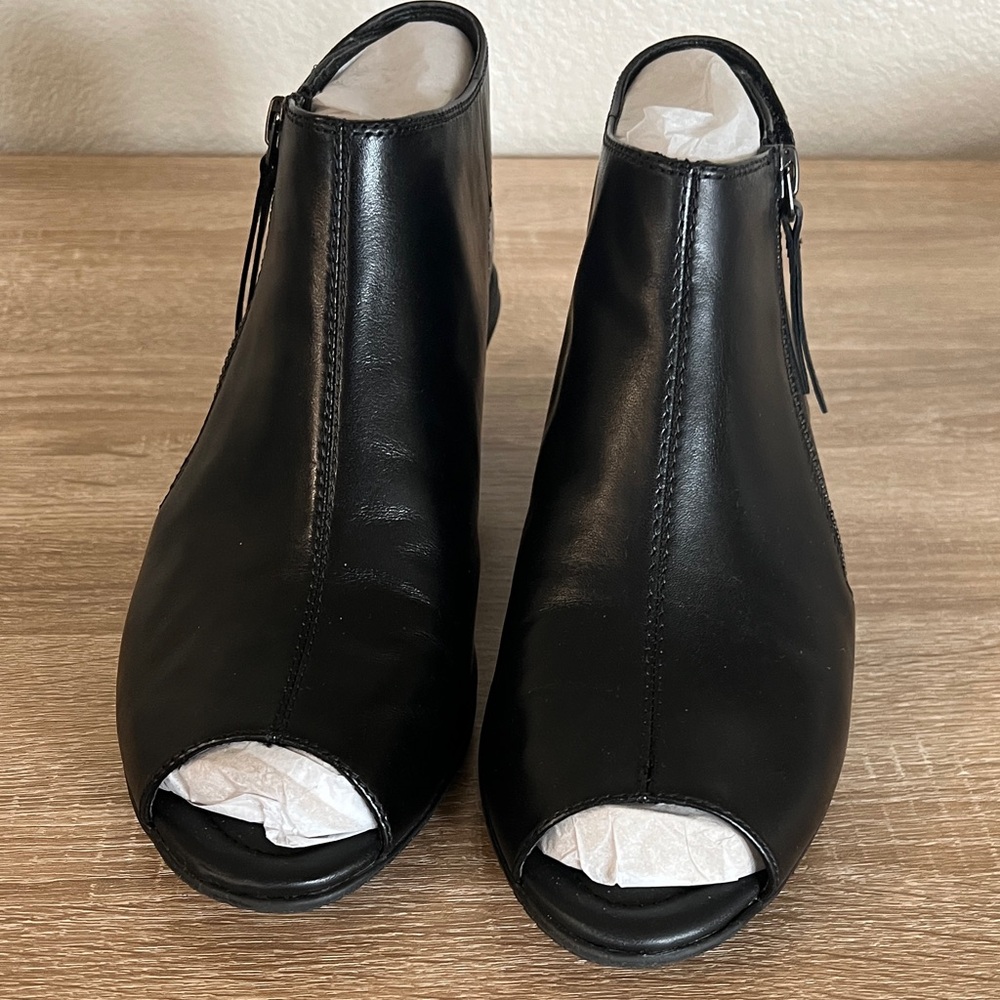 Earth Black Leather Peep-Toe Ankle Boots